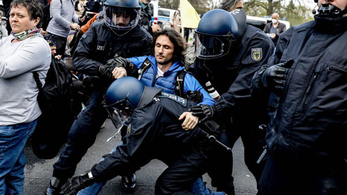 Полицията задържа над 150 човека, протестиращи срещу измененията в закона
